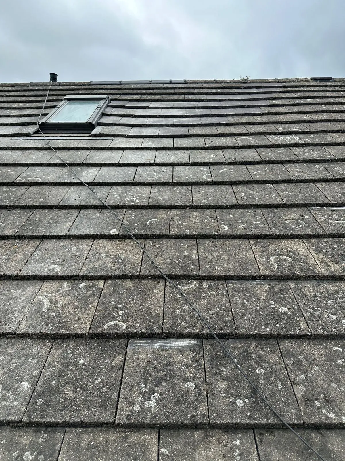 Roof cleaning image background image