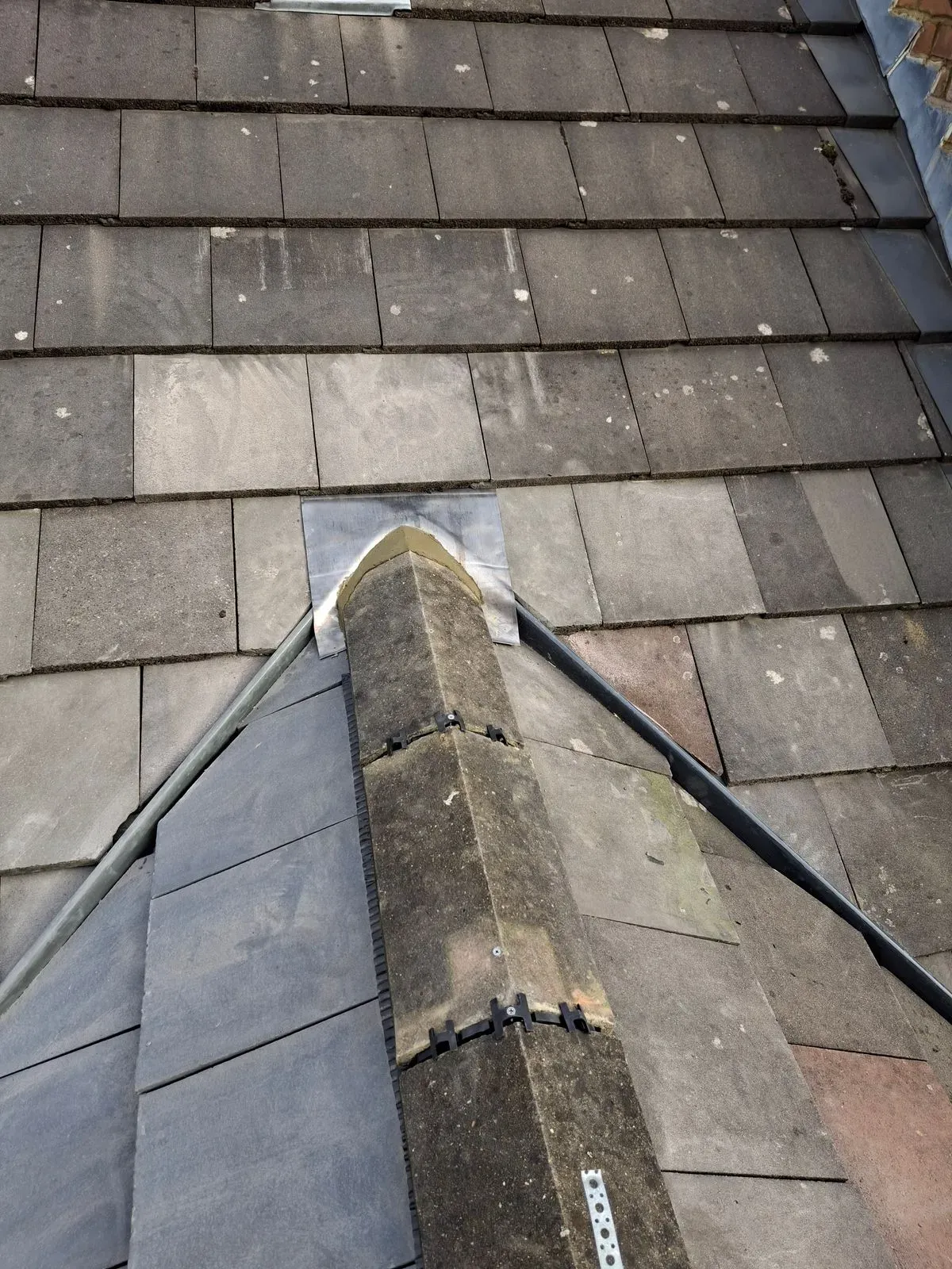 Roof repairs image background image