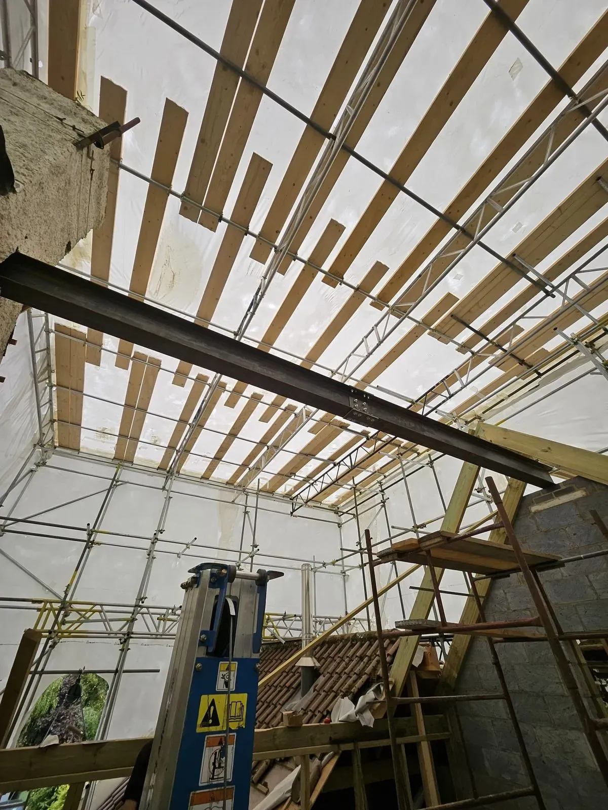 Roof repairs and maintenance image background image