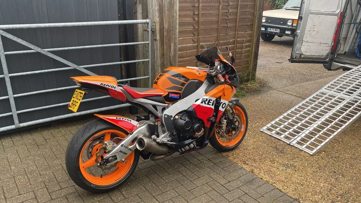 Race bike transport services image background image