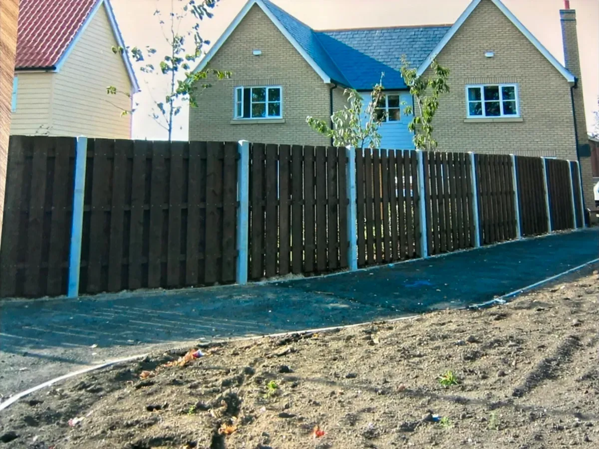 Domestic fencing installation image