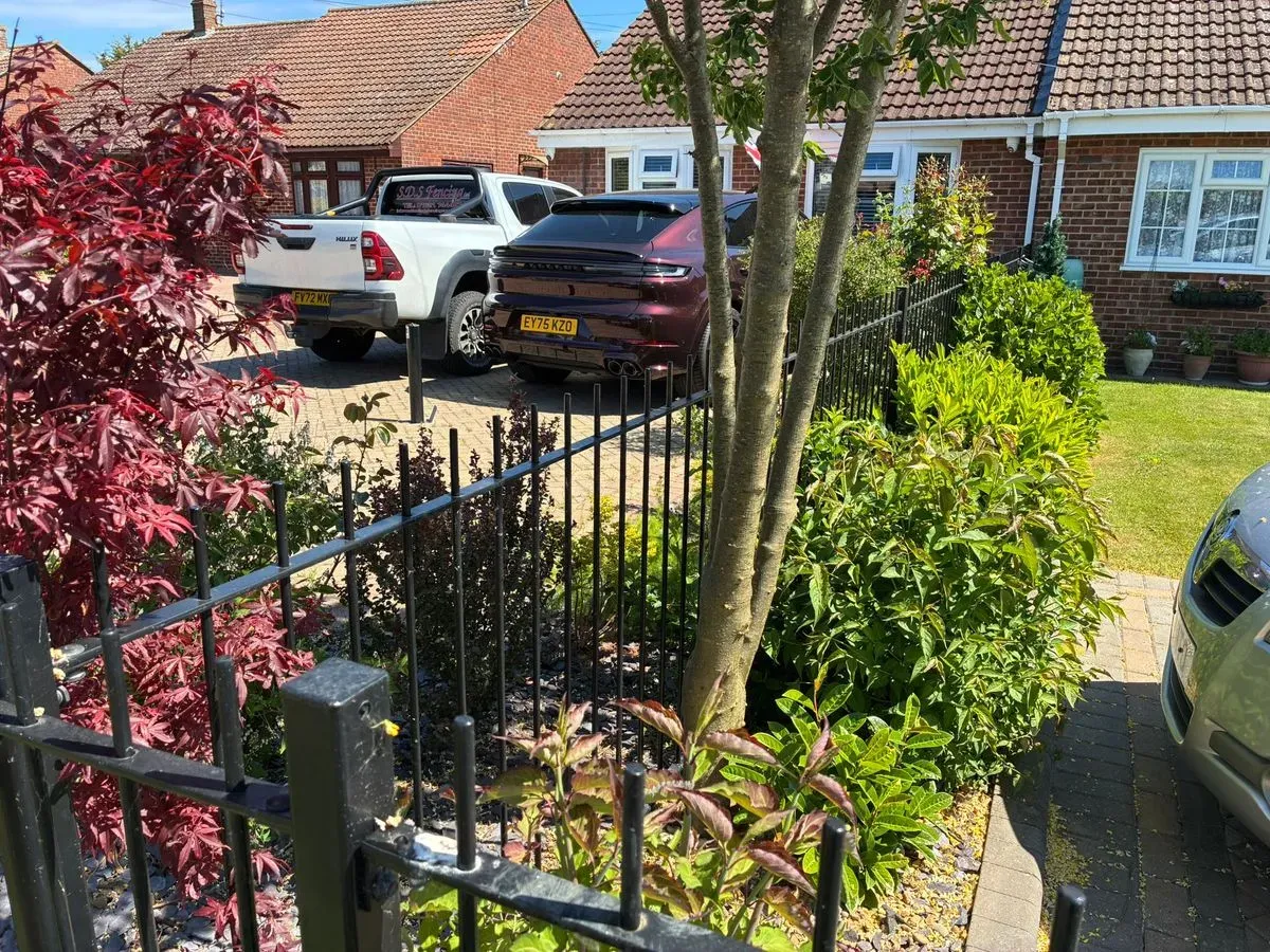 Metal fencing installation image
