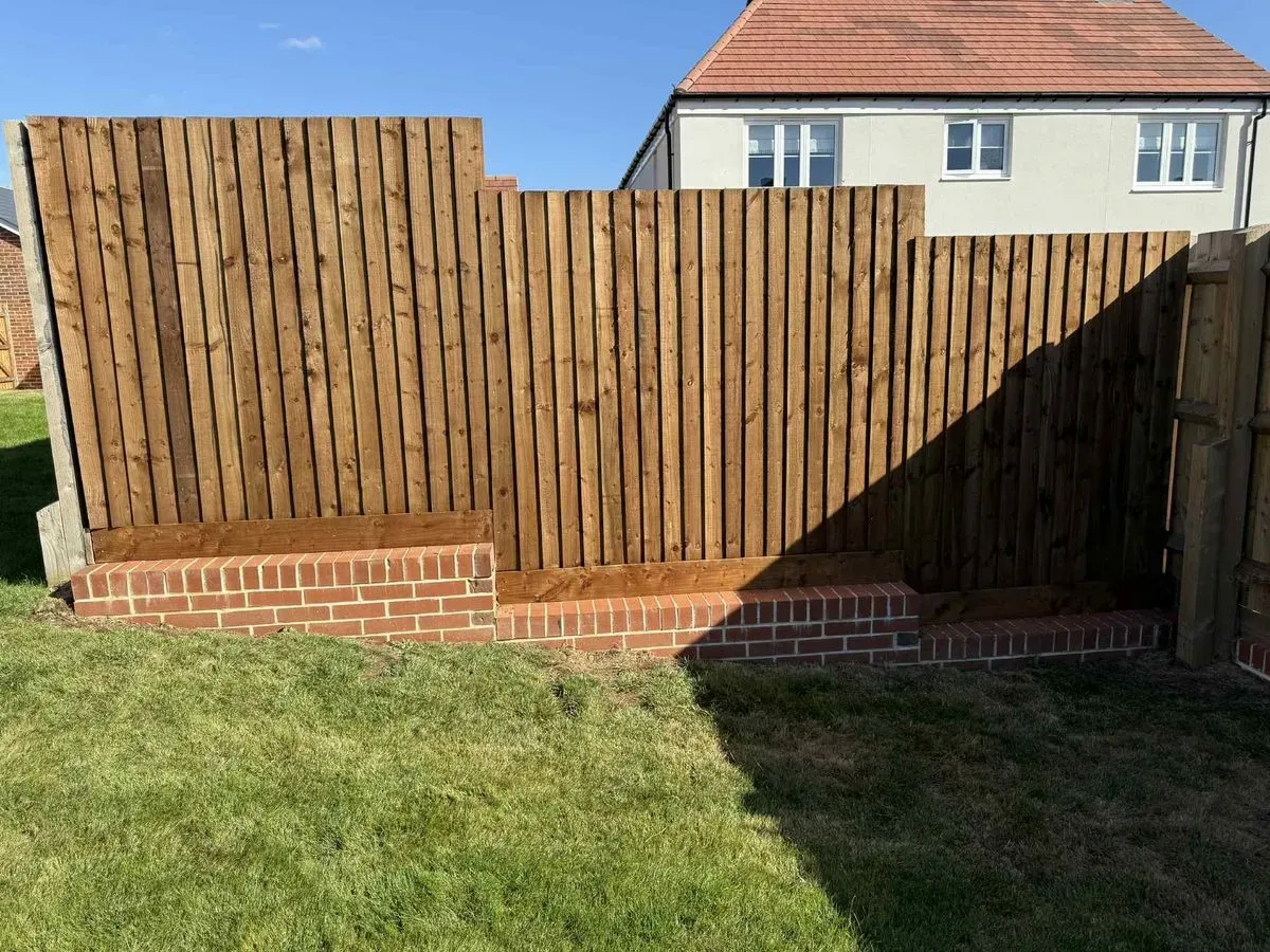 Domestic fencing installation image