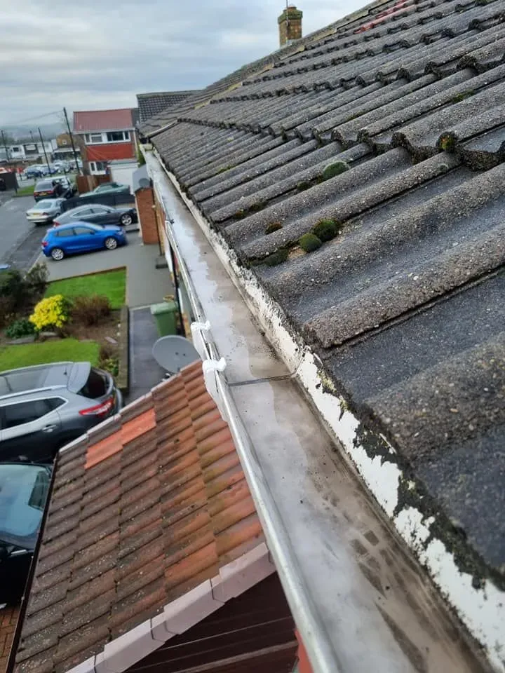 Gutter cleaning image background image
