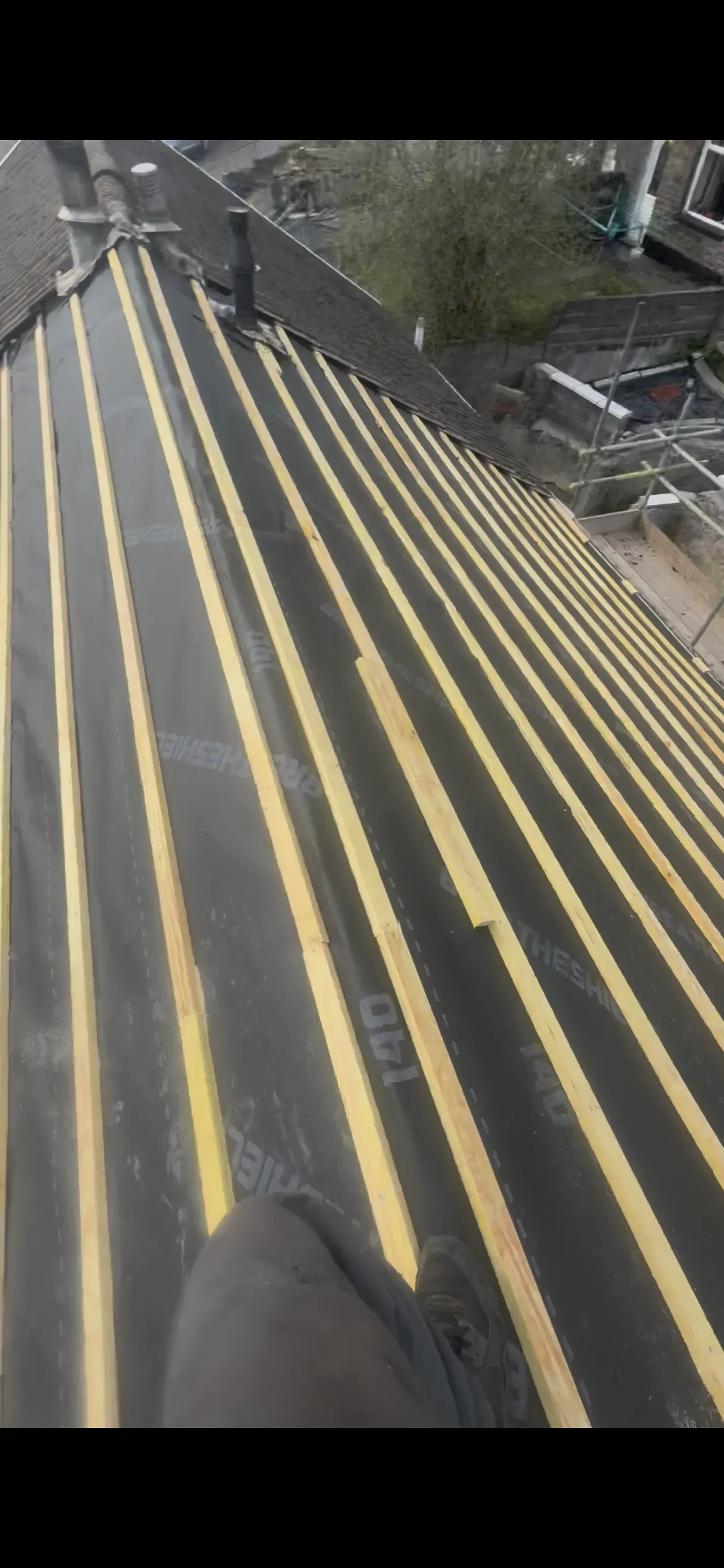 Emergency roofing services image background image