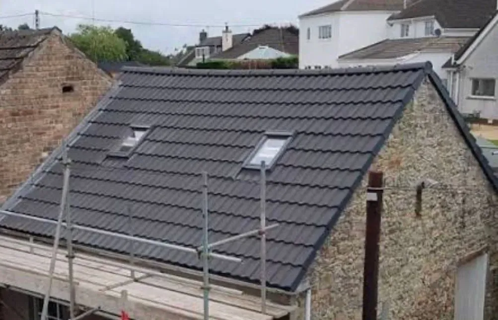 Roof repairs image background image