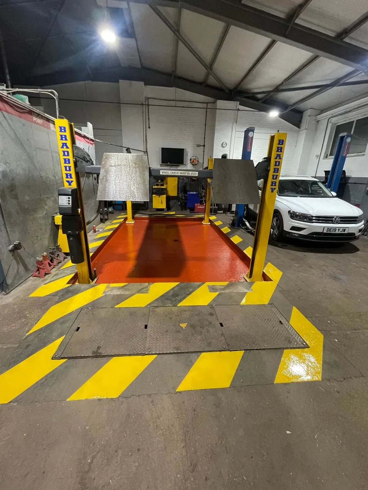 Mot Centre, Bodyshop image background image