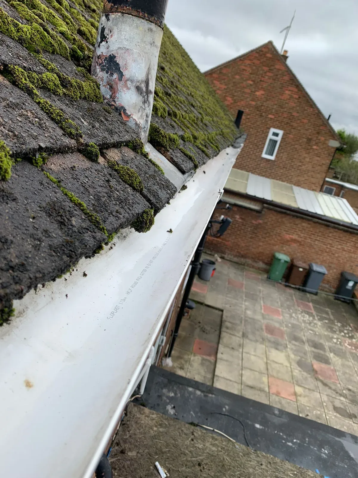 Fascia/gutter cleaning image background image