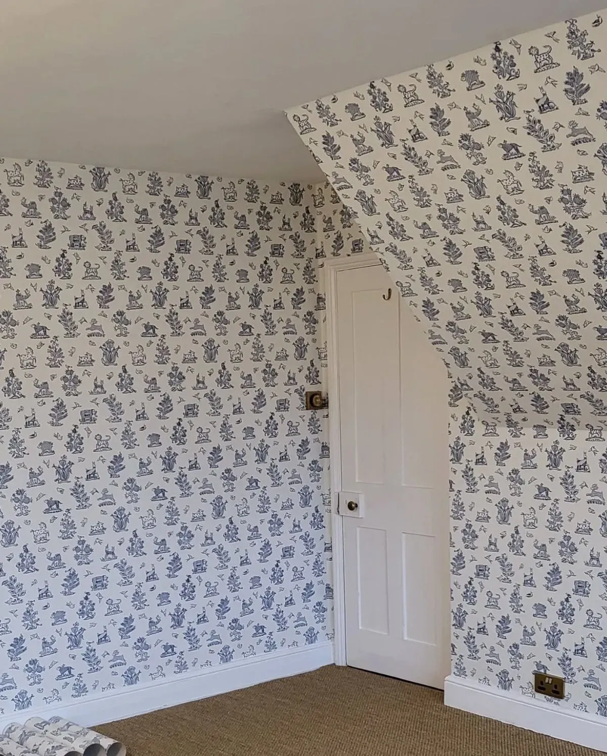 Wall wallpapering image