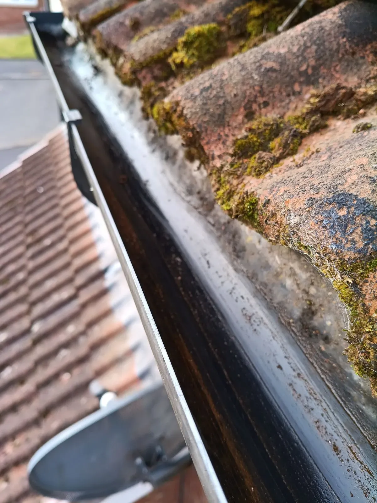 Gutter cleaning image background image