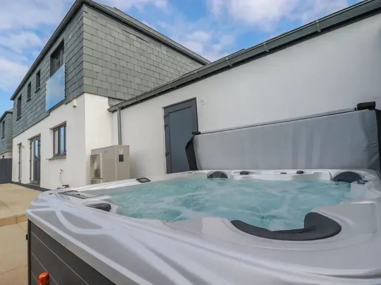 Holiday home cleaning image background image