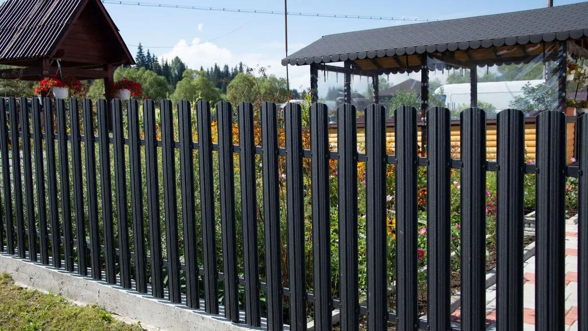 Aluminum fence installation image background image