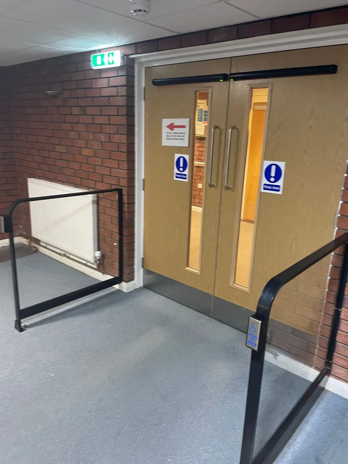 Emergency repair services for automatic doors image background image