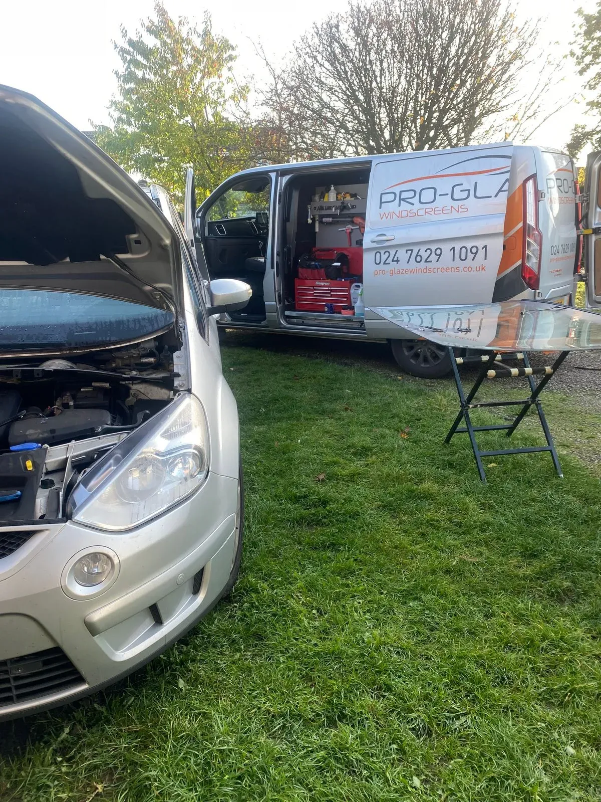 Mobile windscreen fitting image background image