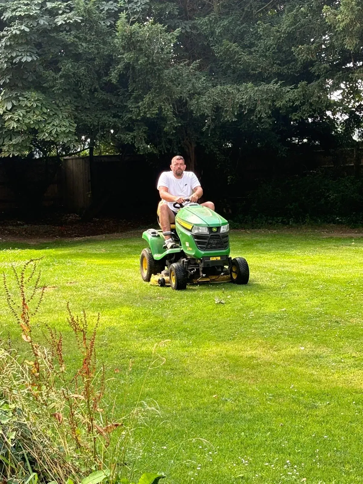 Lawn mowing image background image