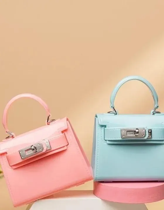 8211985327159-5ohkvr97etbiqwjh0y0yjh-Handbags collection background image