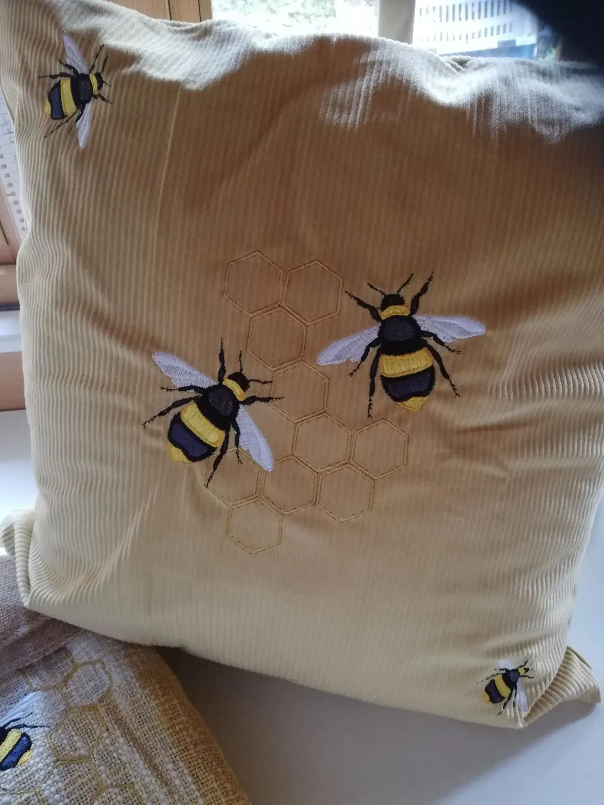 8219214745431-x224a16p5lnchhbuglip6j-Bees thumbnail image