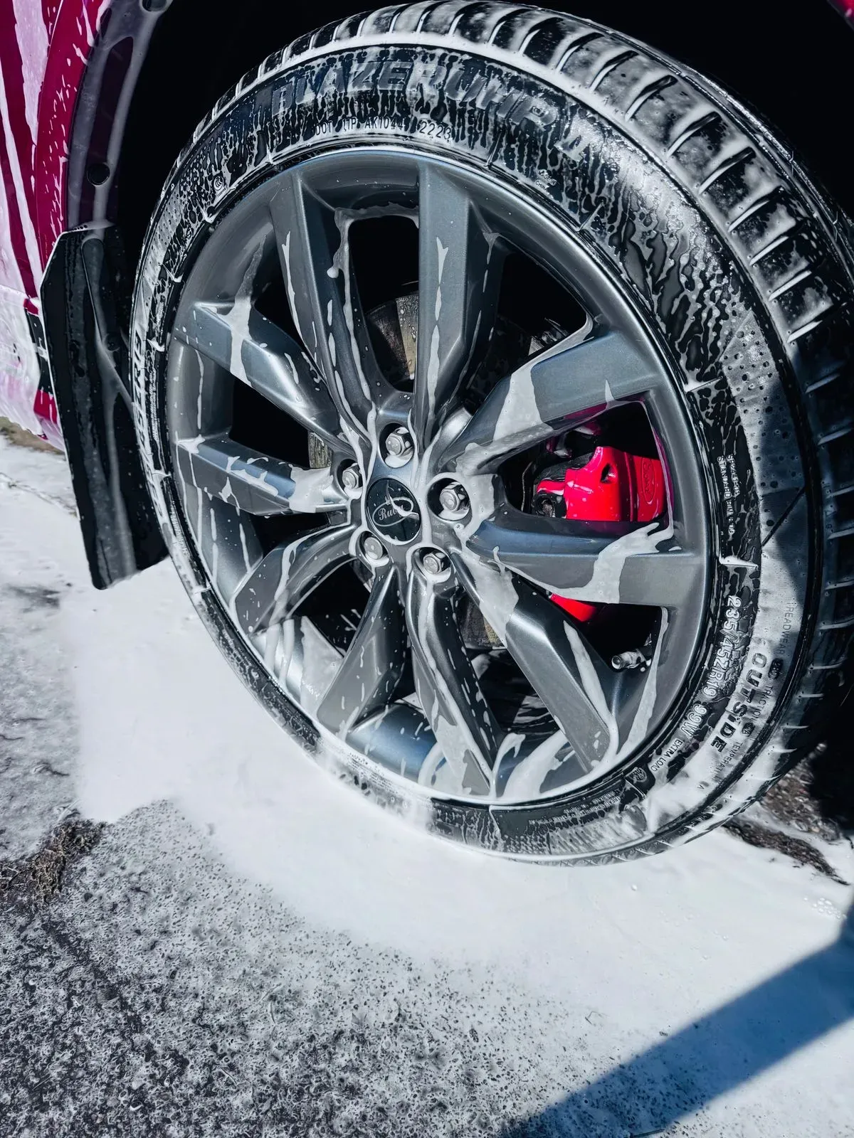 Wheel cleaning image background image