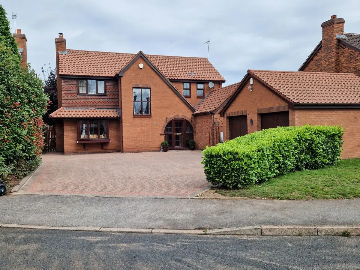 Roof cleaning image background image