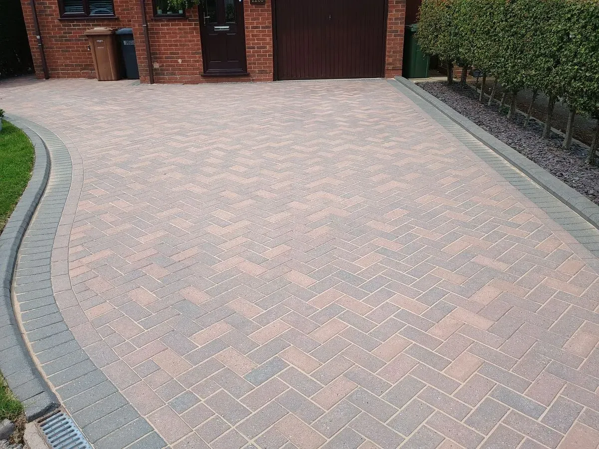Driveway cleaning image background image