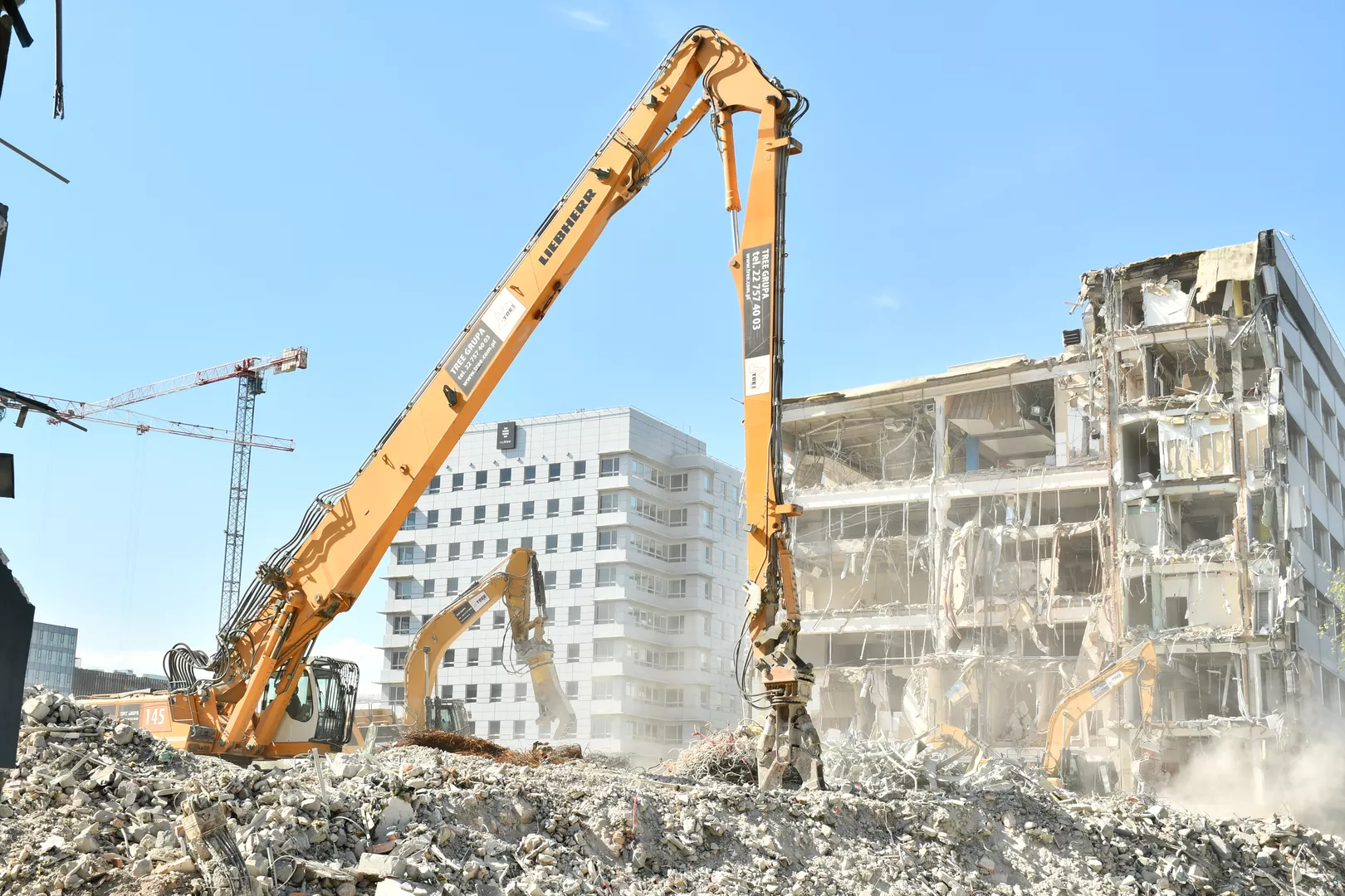 Instrukcja obsługi koparki przy wyburzeniach budynków mieszkalnych - przewodnik dla operatorów 2025