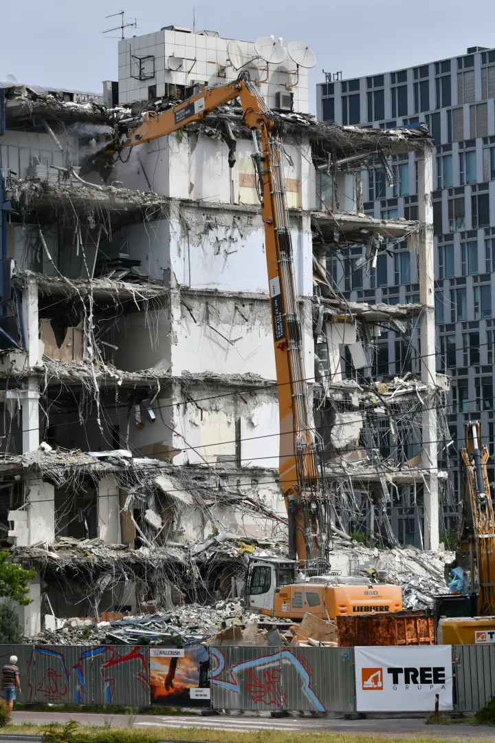 Kompleksowa rozbiórka biurowca Curtis Plaza w centrum Warszawy - zdjęcie 1