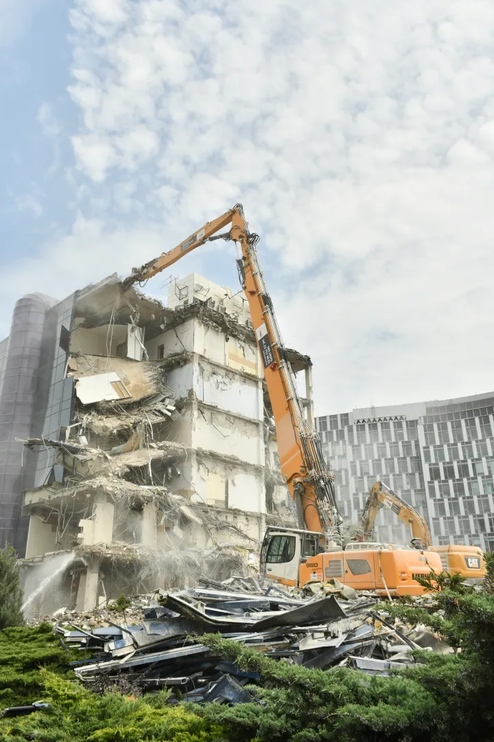 Kompleksowa rozbiórka biurowca Curtis Plaza w centrum Warszawy - zdjęcie 3