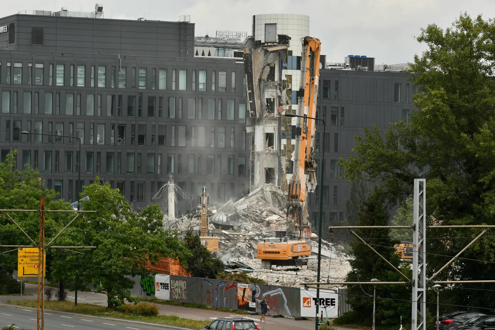 Kompleksowa rozbiórka biurowca Curtis Plaza w centrum Warszawy - zdjęcie 4