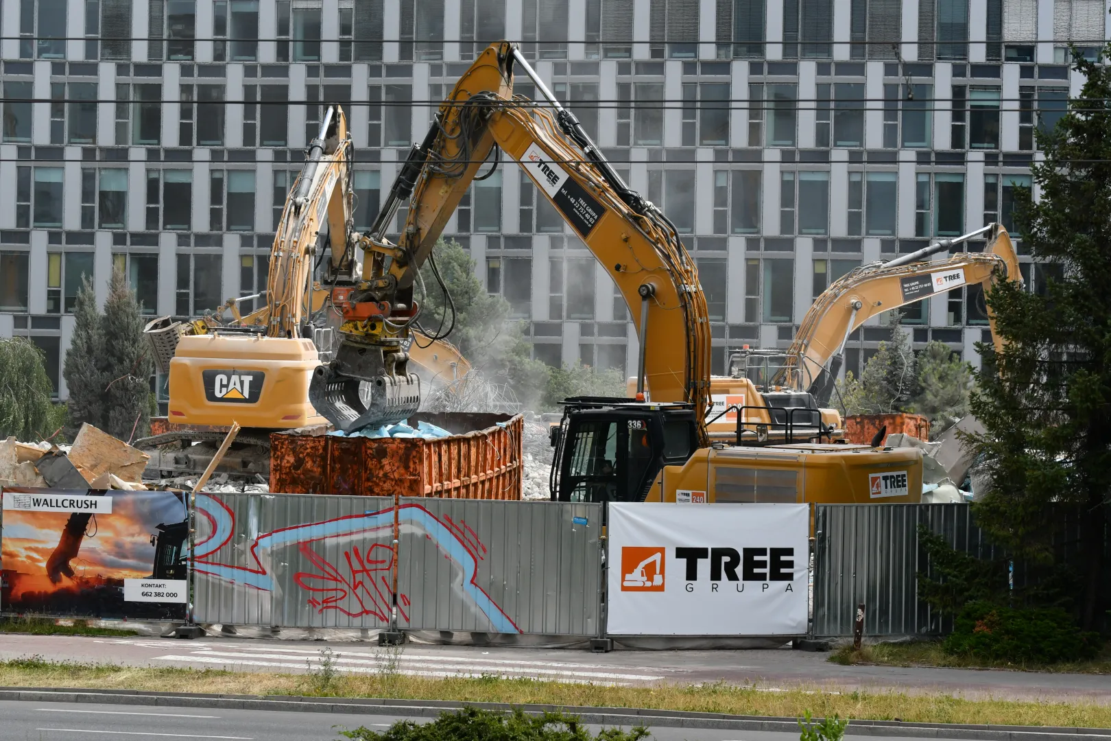 Kompleksowa rozbiórka biurowca Curtis Plaza w centrum Warszawy