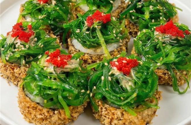 Теплий рол із чука салатом