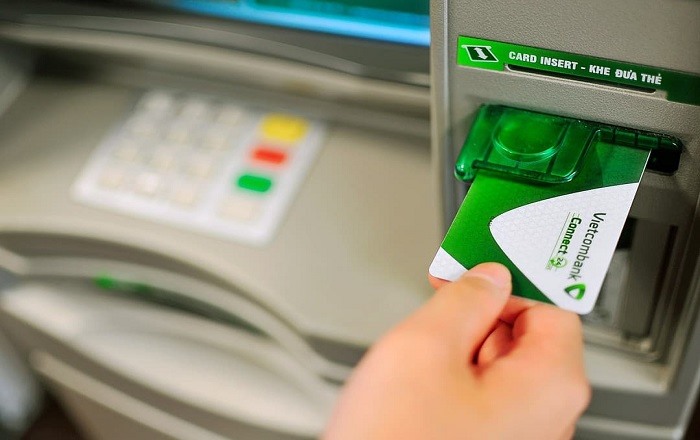 Làm lại thẻ ATM Vietcombank online có được không?