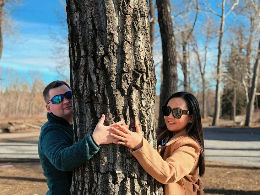 Couple hugging tree second view