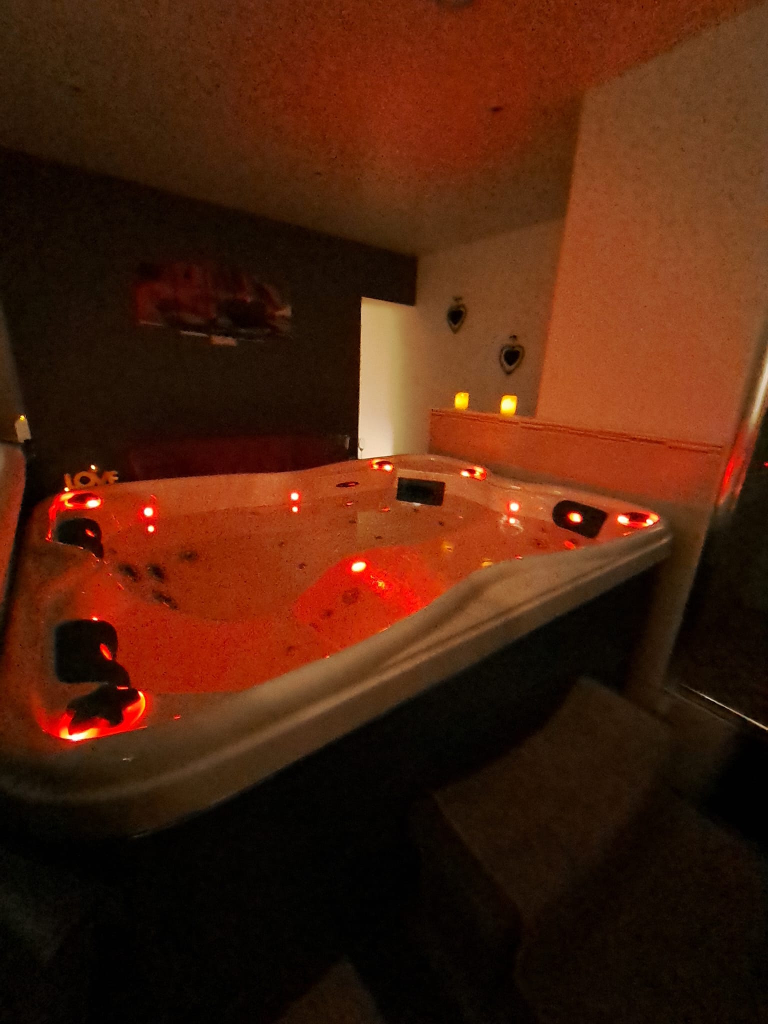 Suite romantique “Évasion” avec jacuzzi – Couple, moments inoubliables ❤️ : photo 2 de l’hébergement
