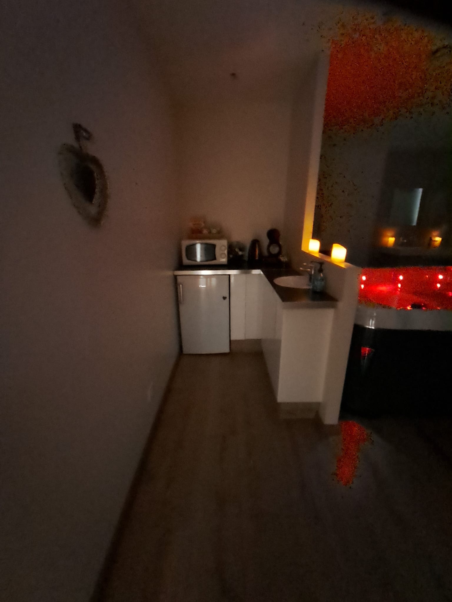 Suite romantique “Évasion” avec jacuzzi – Couple, moments inoubliables ❤️ : photo 3 de l’hébergement