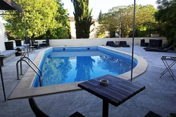 Auberge de Tavel – Hôtel de charme avec piscine au cœur des vignobles
