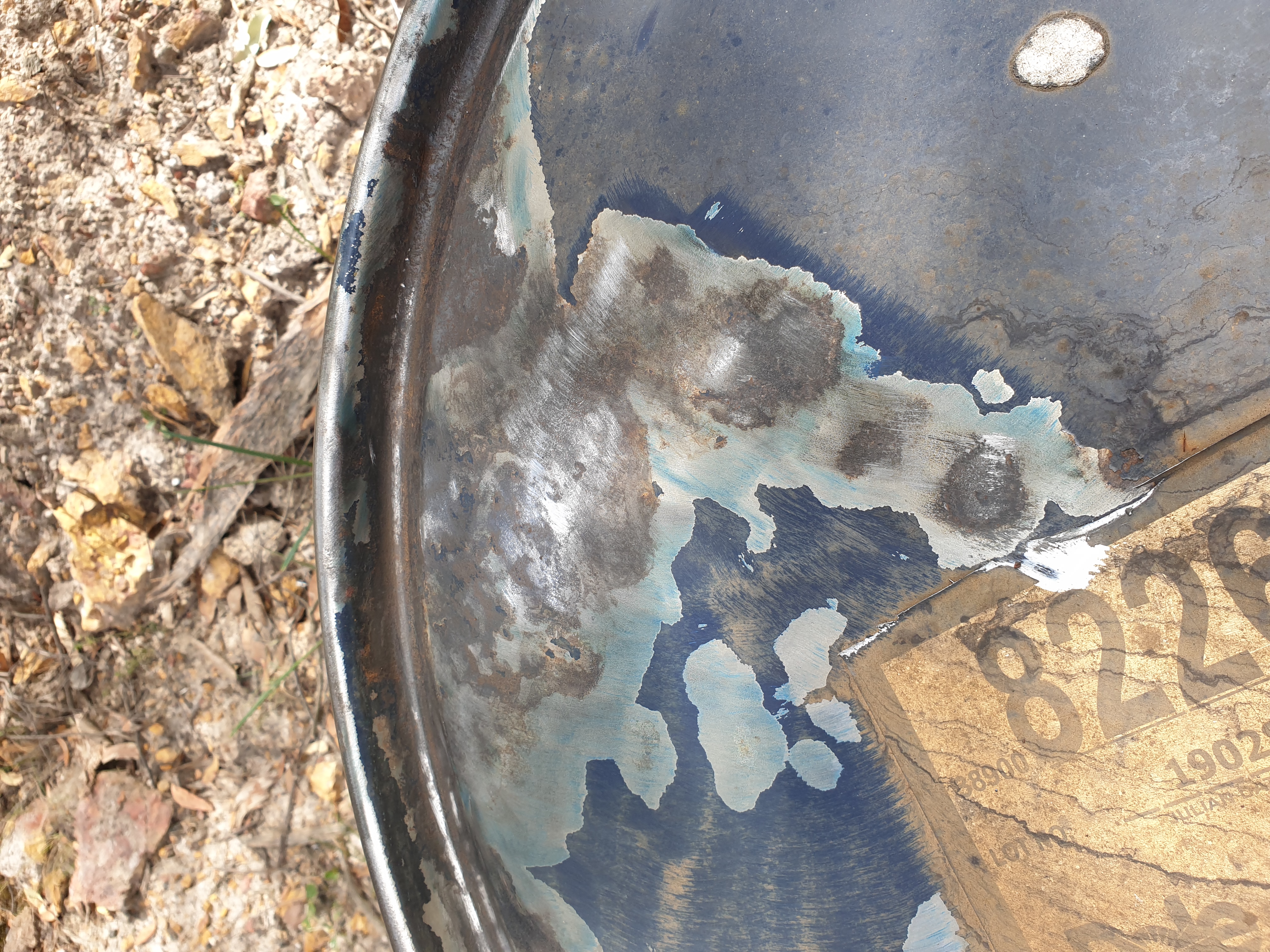 Barrel lid with rust ground back