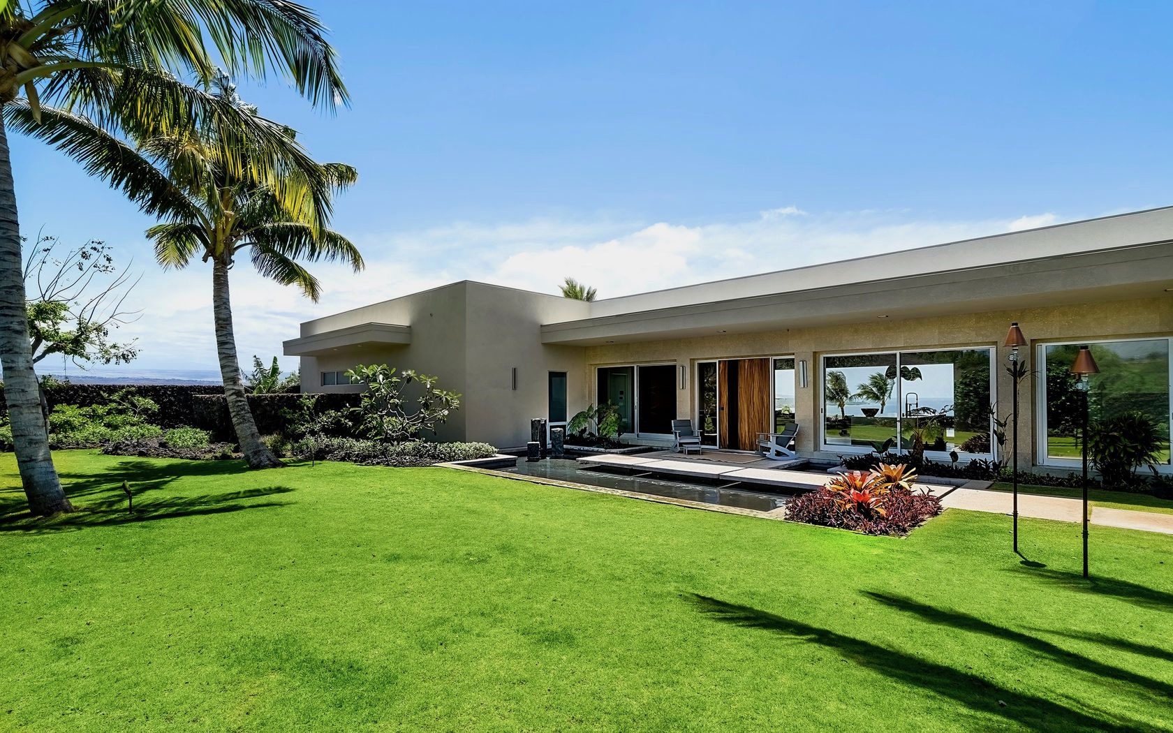 Luxury Hawaii 5-bedroom Home with Private 22m Pool & Sweeping Ocean Views photo 2