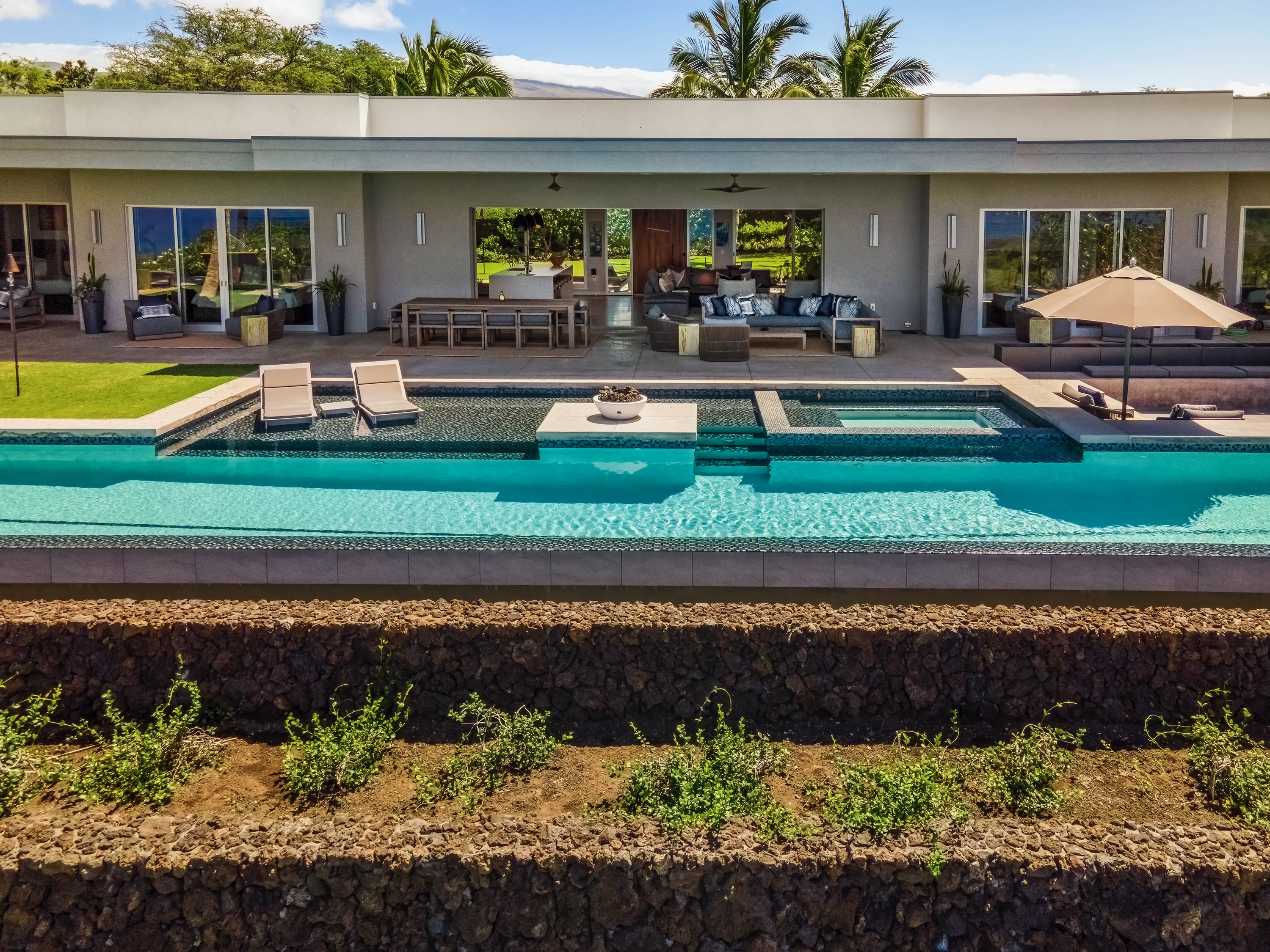 Luxury Hawaii 5-bedroom Home with Private 22m Pool & Sweeping Ocean Views photo 3