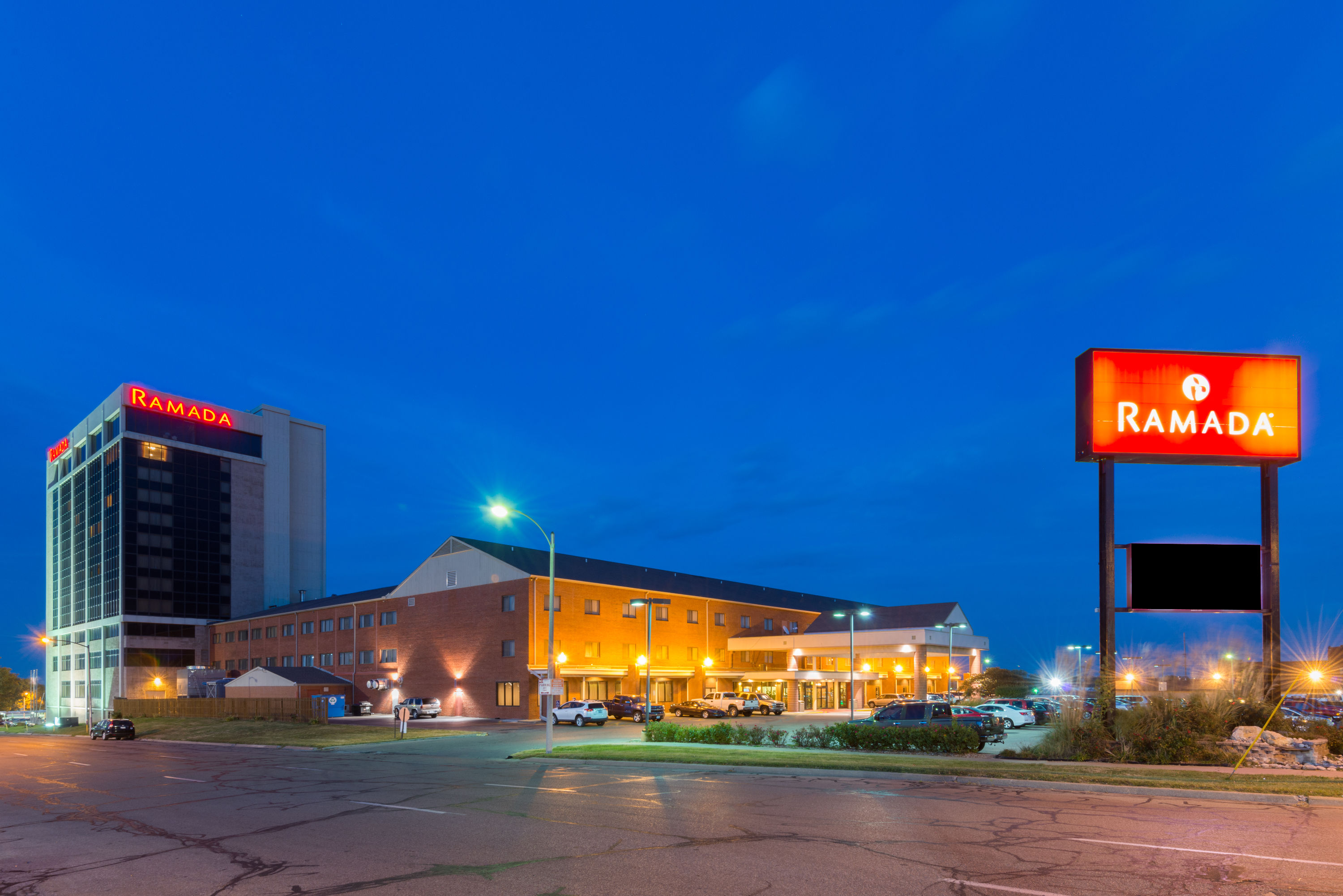 Ramada by Wyndham Topeka Downtown Hotel & Convention Center photo 2