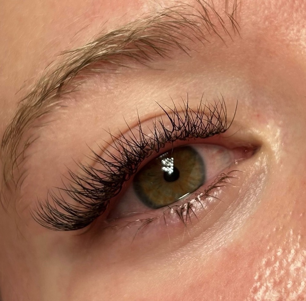 Réalisations de Marine, cils et sourcils à domicile