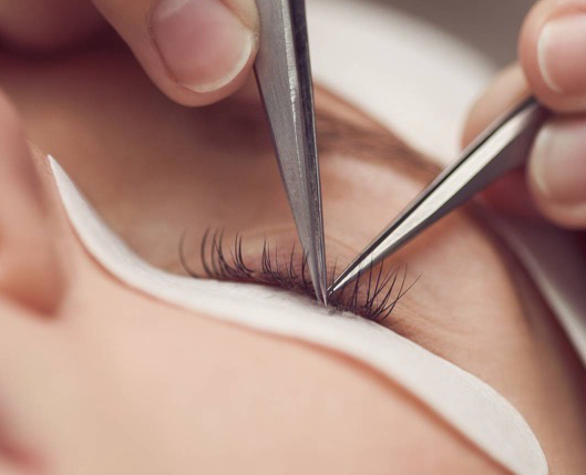 Réalisations de Claire, cils et sourcils à domicile