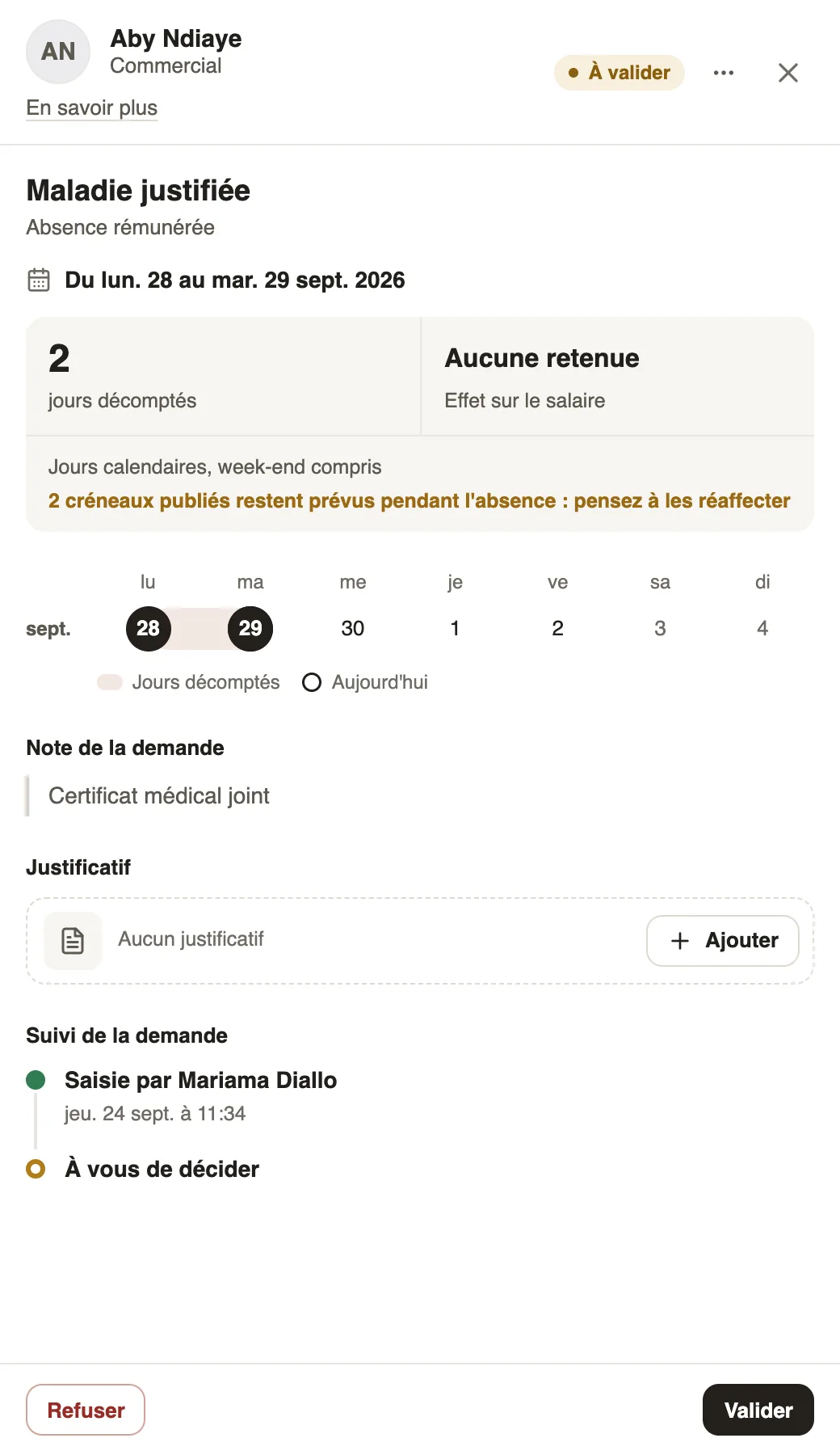 Le panneau d'une demande de maladie à valider : jours décomptés, effet sur le salaire, suivi de la demande, Refuser et Valider