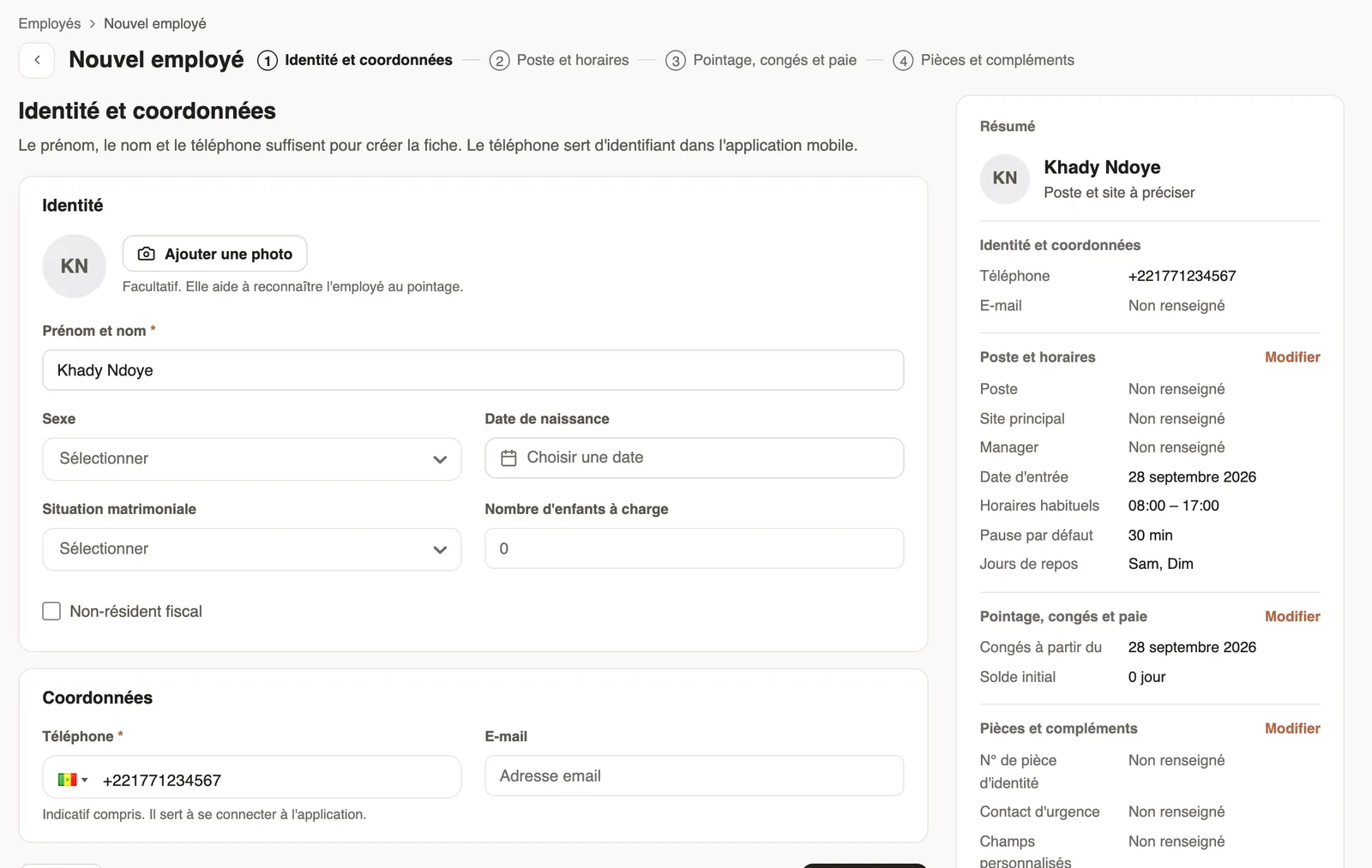 Nouvel employé, étape Identité et coordonnées, avec le résumé à droite