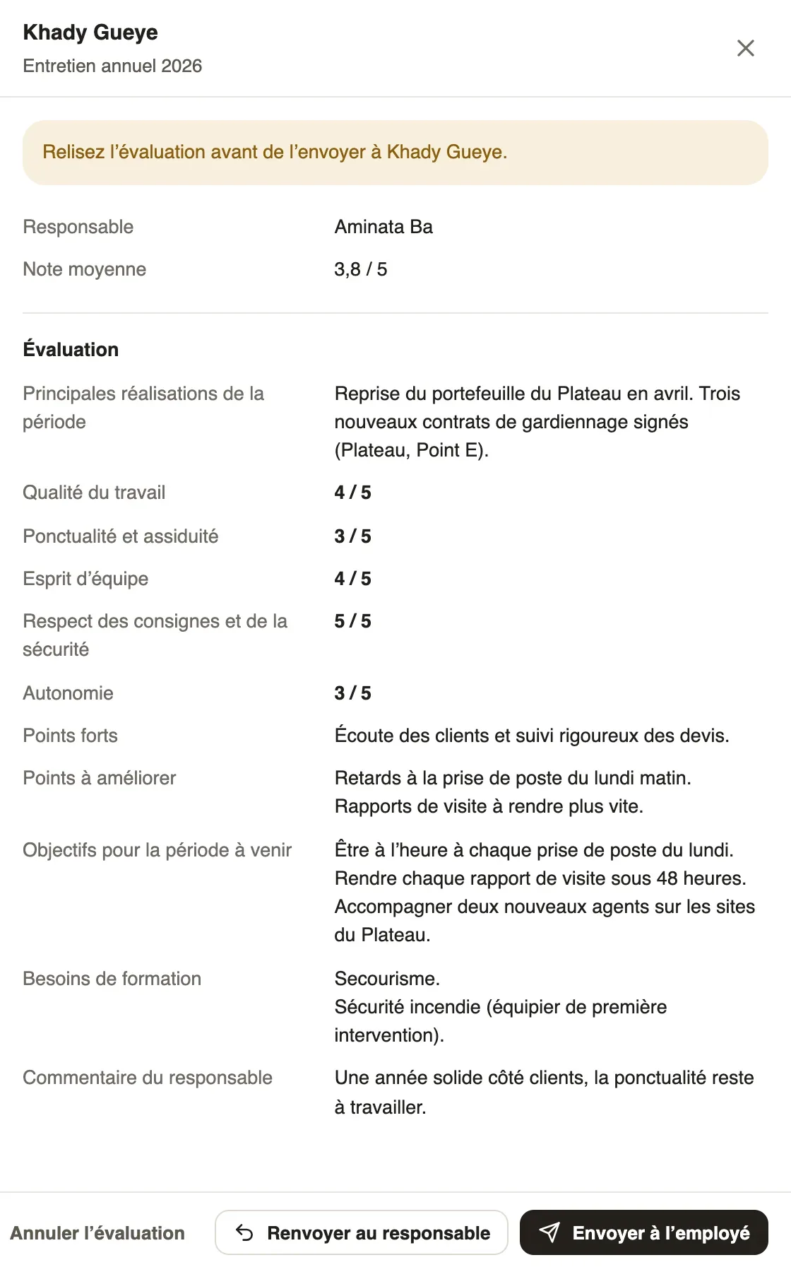 Le panneau de l’évaluation de Khady Gueye : Relisez l’évaluation avant de l’envoyer, la note moyenne, les réponses, et les boutons Renvoyer au responsable et Envoyer à l’employé