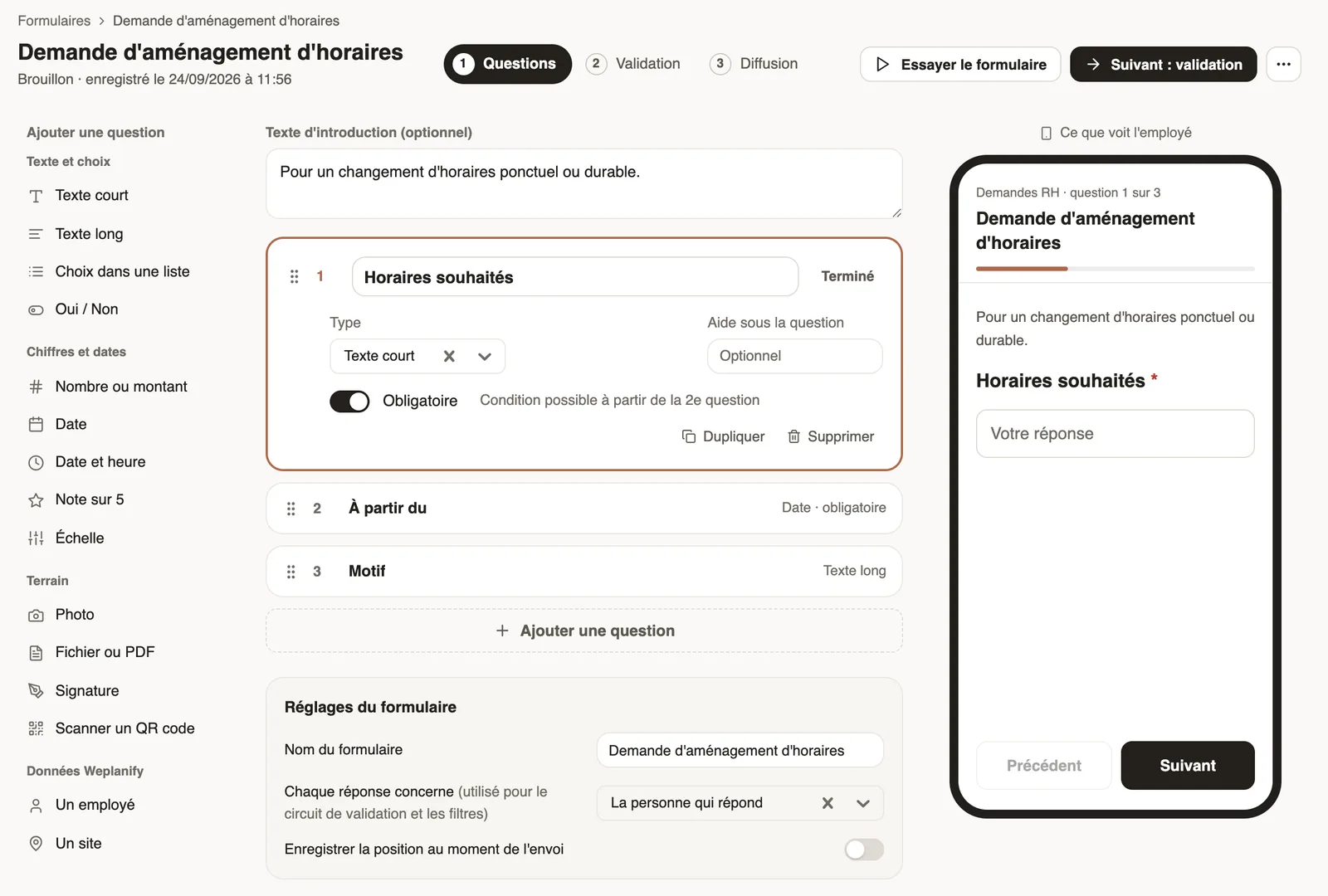 L'étape Questions : la palette des types à gauche, une question ouverte au centre, l'aperçu du téléphone à droite