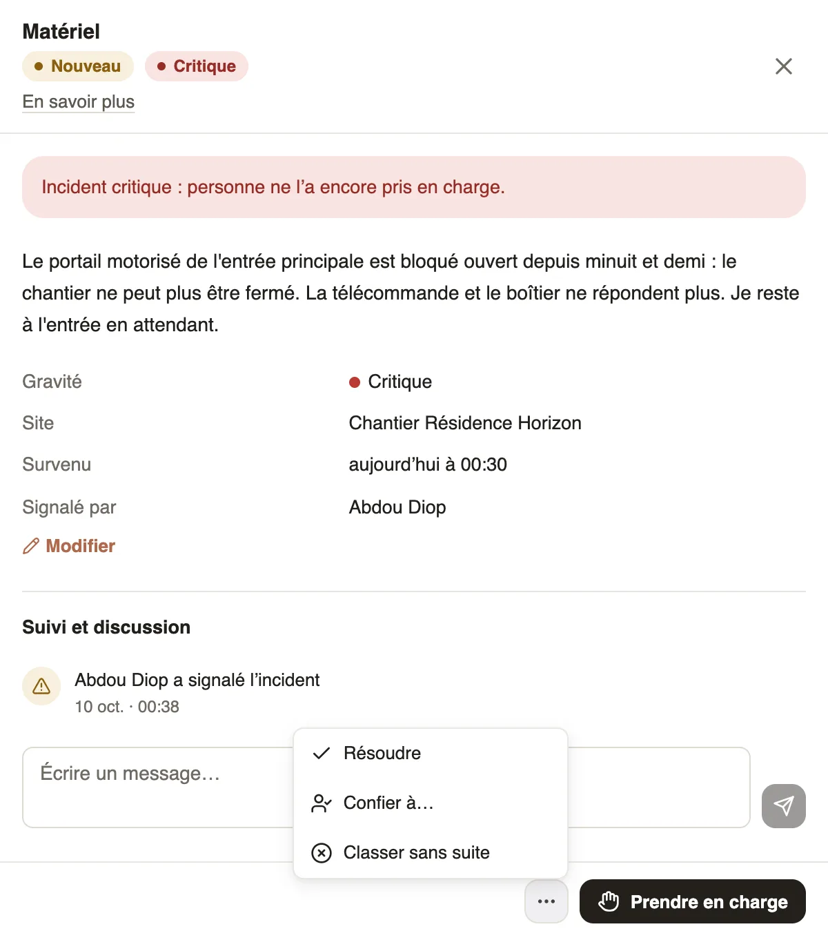 Un incident Nouveau et Critique : le bandeau rouge Incident critique, personne ne l'a encore pris en charge, le bouton Prendre en charge et le menu des autres actions ouvert sur Résoudre, Confier à… et Classer sans suite