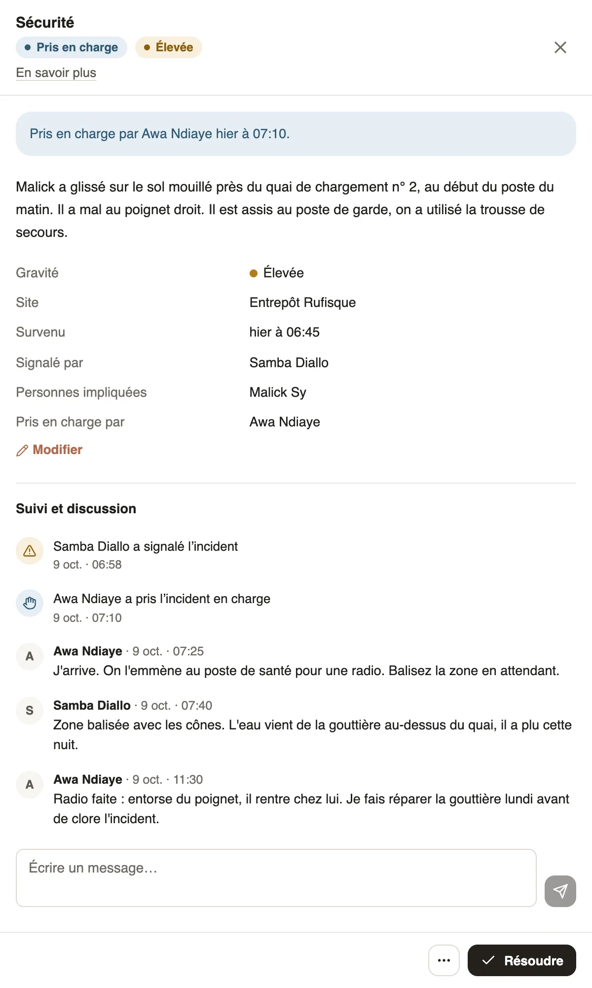 Un incident Pris en charge : le bandeau Pris en charge par Awa Ndiaye, la description, la personne impliquée, le fil de suivi avec trois messages, puis en bas le bouton Résoudre et le bouton des autres actions