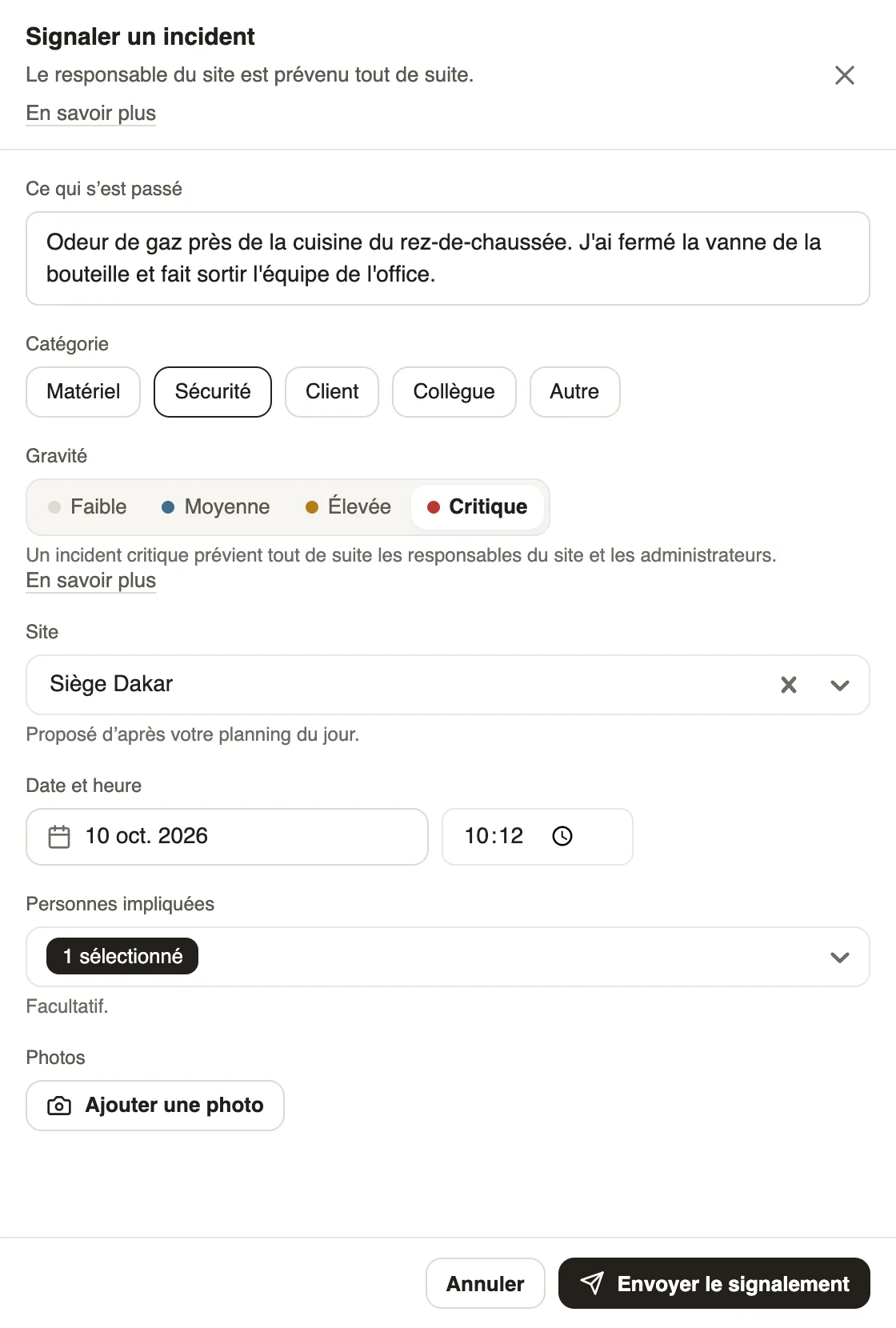 La fenêtre Signaler un incident remplie : une odeur de gaz, la catégorie Sécurité, la gravité Critique et son avertissement, le site proposé, la date et l'heure, et une personne impliquée