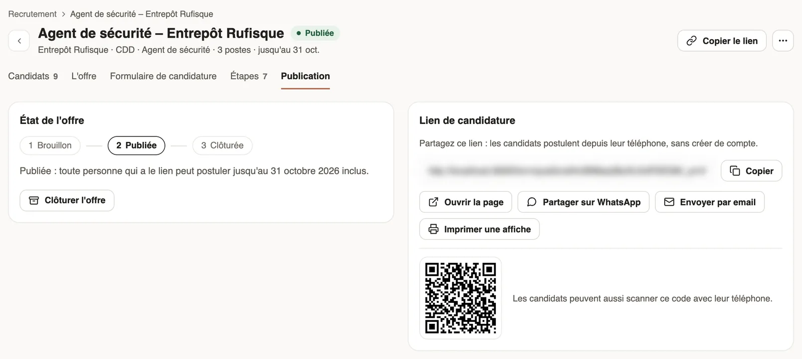 L'onglet Publication d'une offre publiée : État de l'offre avec Clôturer l'offre, puis Lien de candidature avec Copier, Ouvrir la page, Partager sur WhatsApp, Envoyer par email, Imprimer une affiche et le QR code