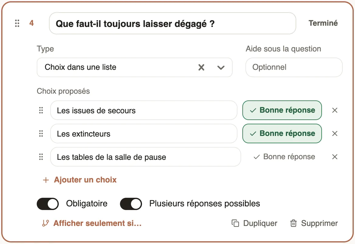 Question à choix multiple Que faut-il toujours laisser dégagé ?, avec Les issues de secours et Les extincteurs marqués Bonne réponse